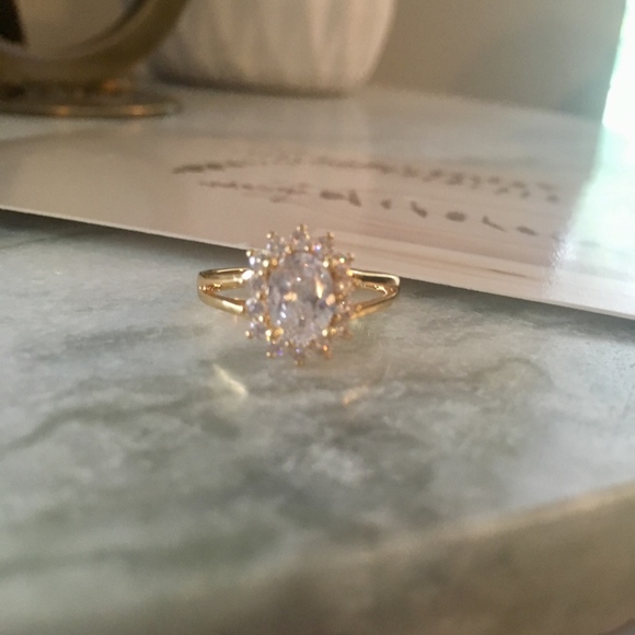 18 Carat Gold Plated Simulated Diamond Ring - Picture 4 of 8